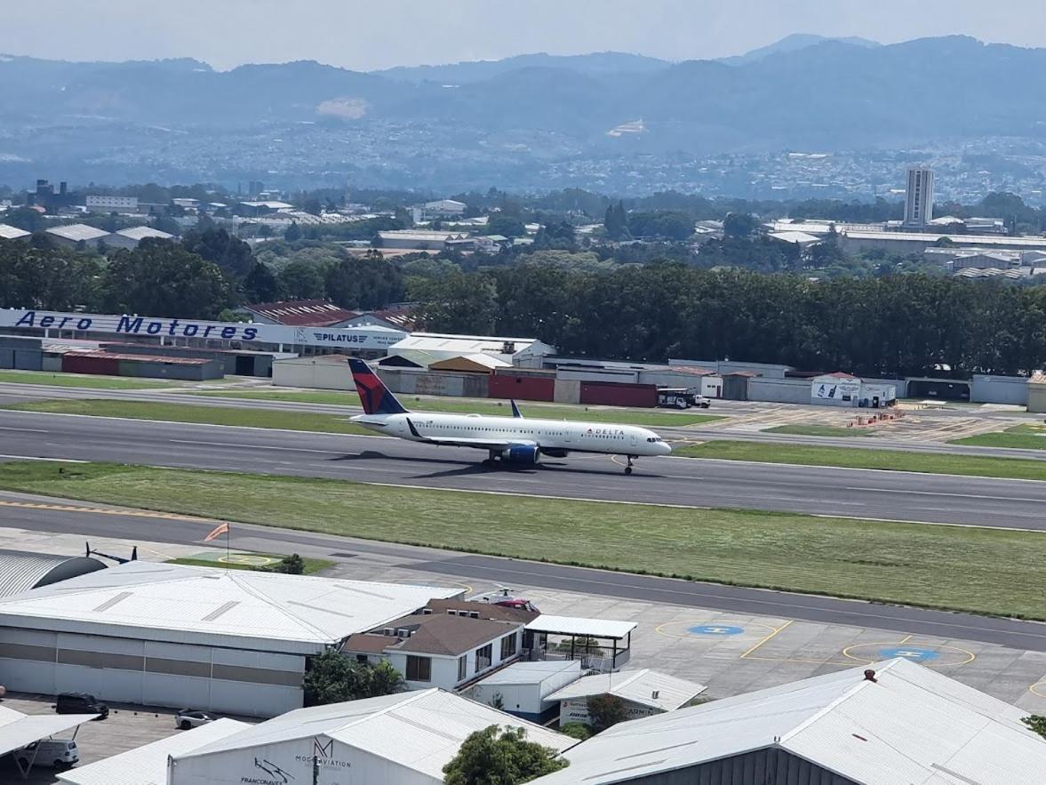 Apartamento Amazing Aircrafts Views In Front Of Airport Guatemala Exterior foto